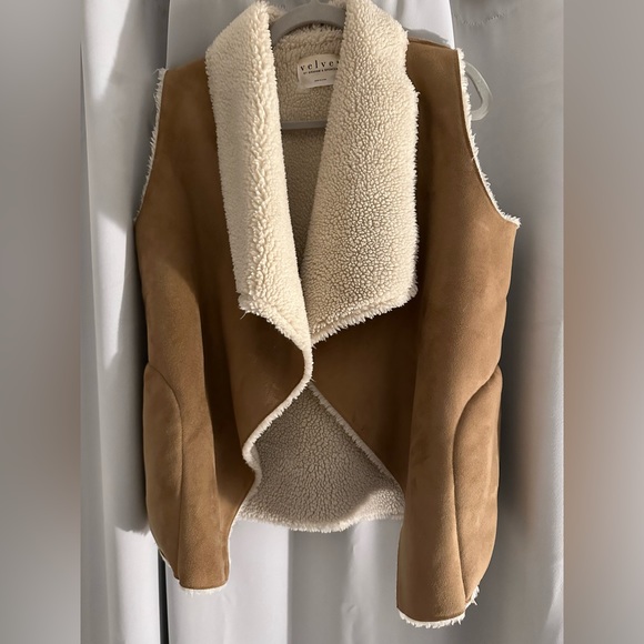 Real sheepskin vest from Velvet. No size but fits like a S/M - Picture 1 of 2